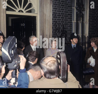 Harold Wilson fuori dal 10 Downing Street, accompagnato dalla moglie Mary. Era tornato da Liverpool e aveva già assicurato un'ampia maggioranza nel nuovo parlamento. Foto Stock
