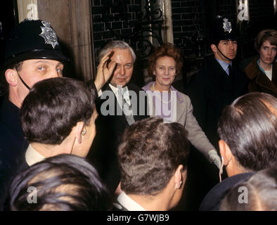 Harold Wilson ondeggia alla folla di Downing Street, accompagnato da sua moglie Mary. Era tornato da Liverpool già assicurato di una grande maggioranza nel nuovo parlamento. Foto Stock