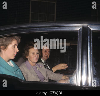 Harold Wilson e sua moglie e il suo segretario personale arrivano al n° 10. Il primo ministro era tornato da Liverpool, già assicurato da una larga maggioranza nel nuovo parlamento. Foto Stock