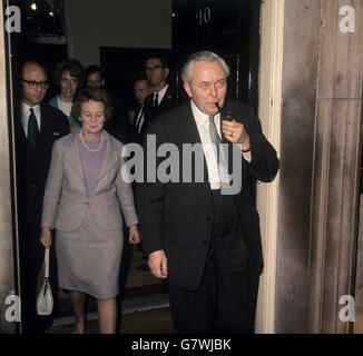 Harold Wilson e sua moglie al n° 10. Il primo ministro era tornato da Liverpool, già assicurato da una larga maggioranza nel nuovo parlamento. Foto Stock