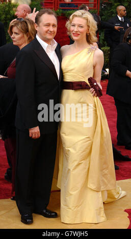 77th Academy Awards - Kodak Theatre. Cate Blanchett e suo marito Andrew Upton arrivano. Foto Stock