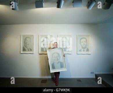 Il leader del Green Party Natalie Bennett con il suo ritratto al lancio di una mostra di ritratti di Annmarie Wright dei leader politici britannici alla Woolff Gallery di Londra. Foto Stock