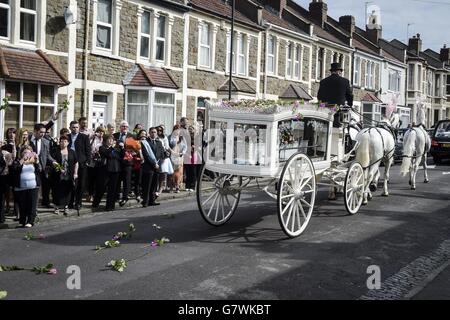 La gente lancia rose rosa al corteo funebre arriva alla Chiesa di St Ambrose a Whitehall, Bristol per il funerale dell'adolescente Becky Watts. Foto Stock