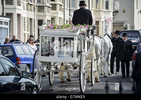 Il corteo funebre arriva alla Chiesa di Sant'Ambrogio a Whitehall, a Bristol per i funerali dell'adolescente Becky Watts. Foto Stock