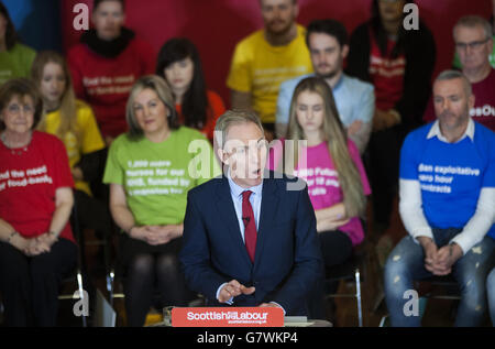 Campagna elettorale generale 2015 - 17 aprile. Jim Murphy, leader del partito laburista scozzese, svela il manifesto delle elezioni generali del Laburista scozzese a Glasgow. Foto Stock