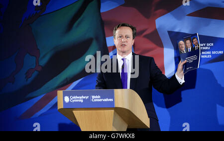 Il primo ministro David Cameron lancia il manifesto del Partito conservatore gallese al Royal Welsh Showground di Llanelwedd, Galles. Foto Stock