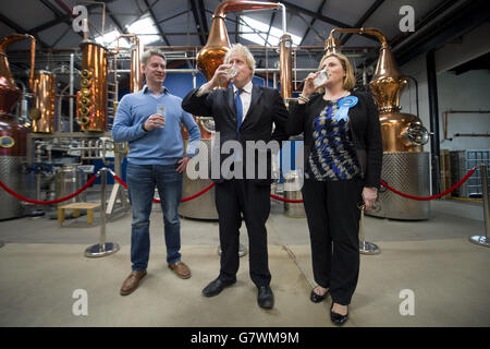 Il sindaco di Londra Boris Johnson (centro) e Mary Macleod, candidato parlamentare conservatore per Brentford e Isleworth (destra) campionano Gin con il fondatore di Sipsmith Fairfax Hall (a sinistra) durante una visita alla distilleria Gin di Sipsmith a Chiswick, Londra, la prima distilleria di rame della capitale per 200 anni. Foto Stock