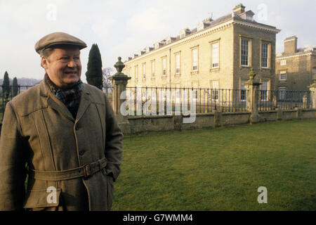 Earl Spencer fa una passeggiata nel parco di Althorp, la sua casa signorile, aperta al pubblico, a Northants. Althorp è di proprietà della famiglia Spencer fin dall'inizio del XVI secolo. La figlia del Conte, Lady Diana Spencer, sposerà il Principe del Galles nel corso di quest'anno. Foto Stock