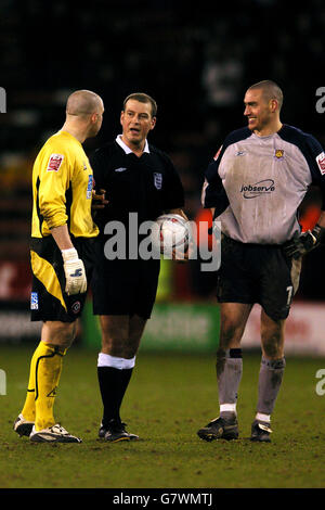 (l-r) il portiere di Sheffield United Paddy Kenny, l'arbitro Mark Clattenburg e il portiere del West Ham United Stephen Bywater discutono di quale fine avrà luogo l'abolizione della pena Foto Stock