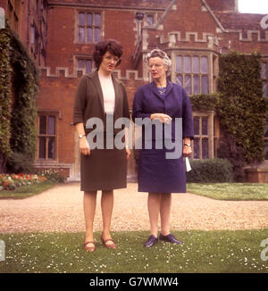 (l-r) Cynthia Gee, la padrona di casa di Guldefords, a cui la principessa Anna di S.A.R. deve unirsi, ed Elizabeth Clarke, la direttrice della scuola di Benenden. Foto Stock