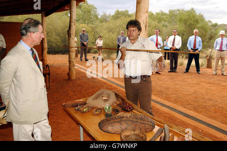 Il Principe di Galles è mostrato dalla guida del parco Doug Taylor come lanciare una lancia aborigena durante la sua visita al Parco del deserto alla periferia di Alice Springs. Foto Stock