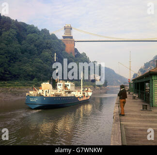 Ponte sospeso Clifton - Bristol. Il 'Glen Avon' si avvicina al Clifton Suspension Bridge alto 245 metri, che attraversa il fiume Avon, vicino a Bristol. Foto Stock