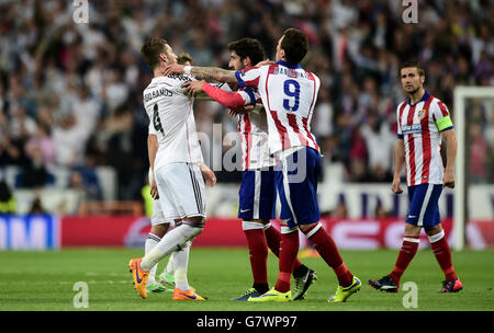 Calcio - UEFA Champions League - Quarter Final - seconda tappa - Real Madrid / Atletico Madrid - Santiago Bernabeu. Sergio Ramos del Real Madrid (a sinistra) e Raul Garcia dell'Atletico Madrid (a destra) entrano in un'alternazione Foto Stock