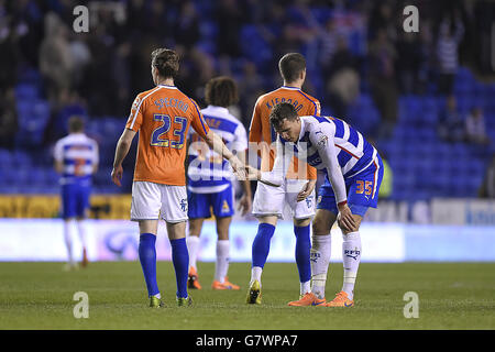 Reading's Jake Cooper (a destra) scuote la mano della Jonathan Spector di Birmingham (a sinistra) alla fine del gioco. Foto Stock