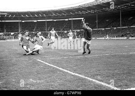 Calcio - finale fa Amateur Cup - Sutton United / North Shields - Wembley. Il portiere Sutton United tenta di bloccare un colpo da Rutherford di North Shields (a sinistra) nella finale della fa Amateur Cup a Wembley. Foto Stock