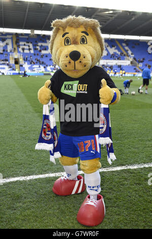 Mascotte del club di lettura Kingsley Royal indossa una maglietta 'Kick it out' durante il riscaldamento pre-partita. Foto Stock