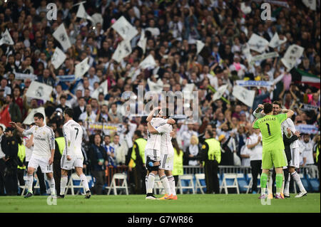 Calcio - UEFA Champions League - quarto finale - seconda tappa - Real Madrid v Atletico Madrid - Santiago Bernabeu. Il Real Madrid celebra la vittoria davanti ai loro tifosi Foto Stock