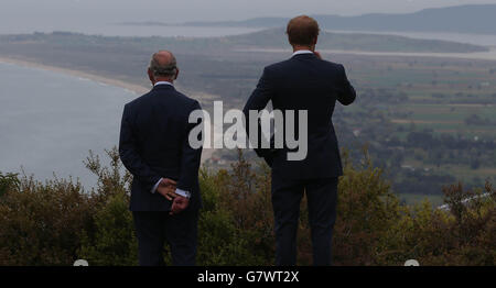 Il Principe del Galles e il Principe Harry visitano il Nek, uno stretto tratto di crinale nel campo di battaglia di Anzac sulla Penisola di Gallipoli, come parte delle commemorazioni che segnano il 100° anniversario della campagna di Gallipoli. Foto Stock