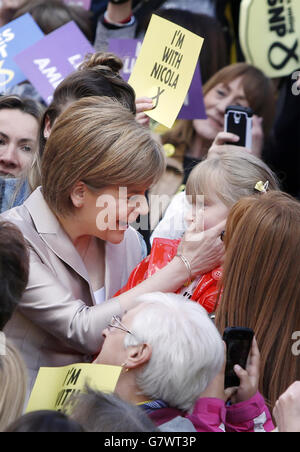 Il leader della SNP Nicola Sturgeon si unisce ad attivisti femminili per lanciare l'impegno femminile della SNP a Buchanan Street, Glasgow. PREMERE ASSOCIAZIONE foto. Data immagine: Sabato 25 aprile 2015. Il primo ministro scozzese Nicola Sturgeon, che ha ringraziato il partito di David Cameron per aver contribuito a innalzare il profilo della SNP. Ha affermato che l'attenzione dei conservatori sulla potenziale influenza che l'SNP potrebbe avere a Westminster è stata "non inutile". La spettacolare ondata di SNP nei sondaggi dal fallimento del referendum sull'indipendenza dello scorso settembre ha portato a previsioni che il partito potrebbe sequestrare ben 56 dei 59 scozzesi Foto Stock