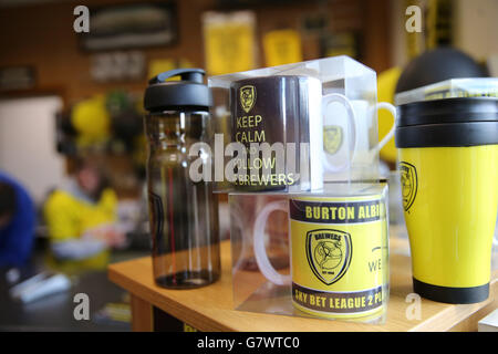 Merce in vendita prima della partita Sky Bet League due allo Stadio Pirelli di Burton. PREMERE ASSOCIAZIONE foto. Data immagine: Sabato 25 aprile 2015. Guarda la storia della PA DI CALCIO Burton. Il credito fotografico dovrebbe essere: Barrington Coombs/PA Wire. Foto Stock