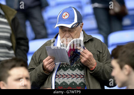 Calcio - Campionato Sky Bet - Reading v Brentford - Stadio Madejski. Gli amanti della lettura presso gli stand dello stadio Madejski Foto Stock