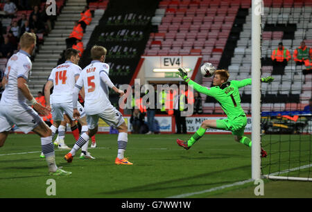 Marc Pugh di Bournemouth (non nella foto) segna il suo primo obiettivo della partita dopo il portiere di Bolton Wanderers Adam Bogdan durante la partita del campionato Sky Bet a Dean Court, Bournemouth. Foto Stock