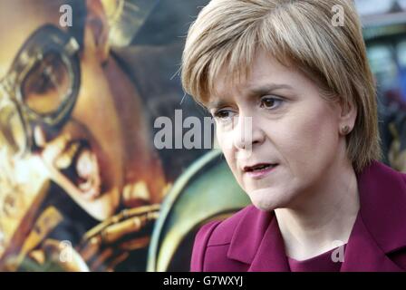 Il primo ministro Nicola Sturgeon svela il poster finale dell'SNP della campagna elettorale generale 2015 a Edimburgo. Foto Stock