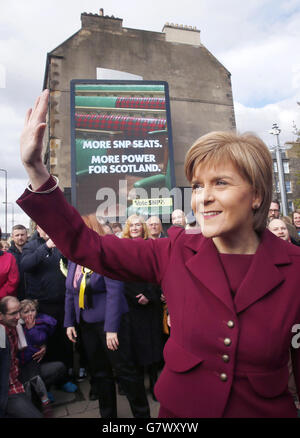 Il primo ministro Nicola Sturgeon svela il poster finale dell'SNP della campagna elettorale generale 2015 a Edimburgo. Foto Stock