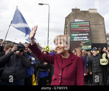 Il primo ministro Nicola Sturgeon svela il poster finale dell'SNP della campagna elettorale generale 2015 a Edimburgo. Foto Stock