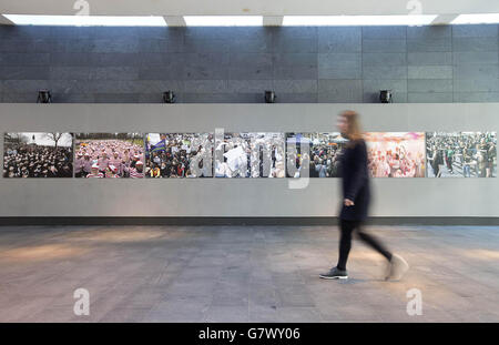 Laura Mitchell, del Museo di Londra, guarda la mostra fotografica We are London, che sarà presentata al pubblico nel foyer del museo da venerdì 1 maggio. Foto Stock