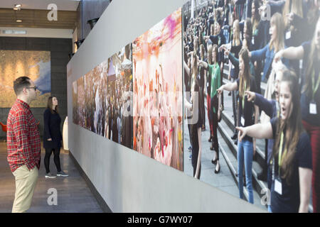 Laura Mitchell e Andrew Marcus, del Museo di Londra, guardano alla mostra fotografica We are London, che sarà presentata al pubblico nel foyer del museo da venerdì 1 maggio. Foto Stock