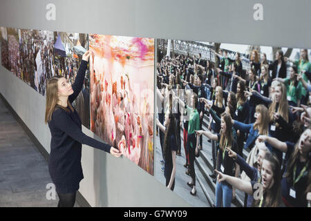 Laura Mitchell, del Museo di Londra, guarda la mostra fotografica We are London, che sarà presentata al pubblico nel foyer del museo da venerdì 1 maggio. Foto Stock