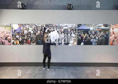 Laura Mitchell, del Museo di Londra, guarda la mostra fotografica We are London, che sarà presentata al pubblico nel foyer del museo da venerdì 1 maggio. Foto Stock