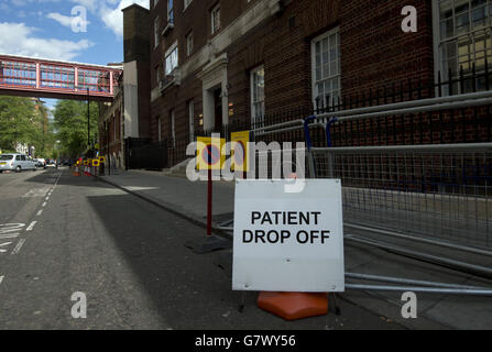 L'attesa per l'arrivo del Duca e della Duchessa del secondo figlio di Cambridge prosegue fuori dall'Ala Lindo del St Mary's Hospital di Paddington, Londra. I fan reali, la stampa e i membri del pubblico aspettano notizie dell'arrivo. Foto Stock