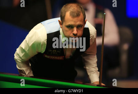 Barry Hawkins dell'Inghilterra durante la sessione di apertura durante la sua partita semifinale contro Shaun Murphy dell'Inghilterra durante il tredici° giorno dei Campionati Mondiali di Betfred al Crucible Theatre di Sheffield. Foto Stock