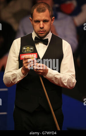 Barry Hawkins dell'Inghilterra durante la sessione di apertura durante la sua partita semifinale contro Shaun Murphy dell'Inghilterra durante il tredici° giorno dei Campionati Mondiali di Betfred al Crucible Theatre di Sheffield. Foto Stock