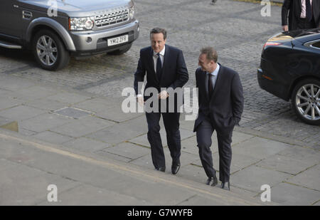 Il primo ministro David Cameron, a sinistra, arriva a partecipare ad uno speciale programma del tempo delle interrogazioni della BBC con i tre principali leader del partito al Municipio di Leeds, West Yorkshire, durante la campagna elettorale generale 2015. Foto Stock