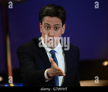 Il leader del lavoro ed Miliband partecipa a uno speciale programma del tempo delle interrogazioni della BBC con i tre principali leader del partito che comparivano separatamente al Municipio di Leeds, West Yorkshire, durante la campagna elettorale generale 2015. Foto Stock