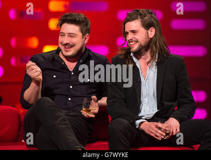 Marcus Mumford e Winston Marshall di Mumford and Sons durante le riprese del Graham Norton Show, presso i London Studios, a sud di Londra. Foto Stock