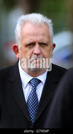 Il dottor Errol Cornish arriva al Tribunale di Sevenoaks Magistrates a Kent dove è accusato di massacro per negligenza grave dell'insegnante della scuola primaria, Frances Cappuccini, morto dopo aver partorito la sezione Cesarea di emergenza. Foto Stock