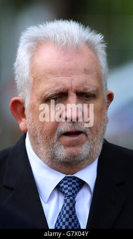 Il dottor Errol Cornish arriva al Tribunale di Sevenoaks Magistrates a Kent dove è accusato di massacro per negligenza grave dell'insegnante della scuola primaria, Frances Cappuccini, morto dopo aver partorito la sezione Cesarea di emergenza. Foto Stock