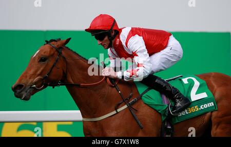 Custom Cut guidato da Daniel Tudhope sulla loro strada per la vittoria nel miglio bet365 durante bet365 Venerdì a Sandown Racecourse, Surrey. Foto Stock