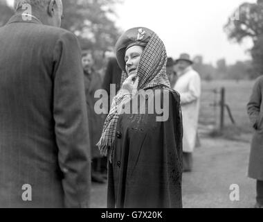 La regina madre visita il Royal Farm - Windsor Foto Stock