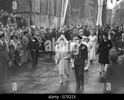 Tre principesse reali erano bridesmaid al matrimonio dell'on.Patricia Mountbatten al capitano il Signore Brabourne. Qui, arrivati all'Abbazia di Romsey, ci sono Re Giorgio VI, Regina Elisabetta, Principessa Elisabetta, on. Pamela Mountbatten, sorella della sposa, Principessa Alexandra del Kent e Principessa Margaret. Foto Stock