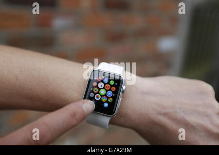 Una persona che indossa il nuovo Apple Watch Sport che la gente ha ricevuto  oggi dopo il pre-ordine all'inizio di aprile Foto stock - Alamy