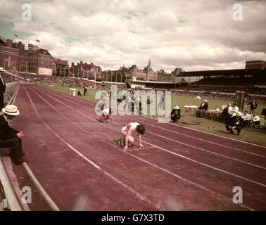 Donna 220 Yard Dash, (l-r) giugno Firenze Paul (Inghilterra), Freyda D. Berman (Canada), Daisy Williams, (Sierra Leone) e Gwyneth Lewis (Galles). Foto Stock