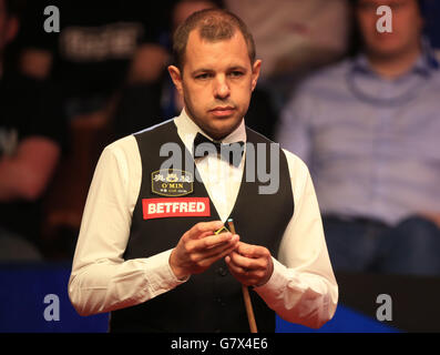 Barry Hawkins dell'Inghilterra durante la sessione di apertura durante la sua partita semifinale contro Shaun Murphy dell'Inghilterra durante il tredici° giorno dei Campionati Mondiali di Betfred al Crucible Theatre di Sheffield. Foto Stock