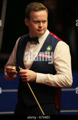 Shaun Murphy dell'Inghilterra durante la sua partita semifinale contro Barry Hawkins dell'Inghilterra durante il tredici° giorno dei Campionati Mondiali di Betfred al Crucible Theatre di Sheffield. Foto Stock