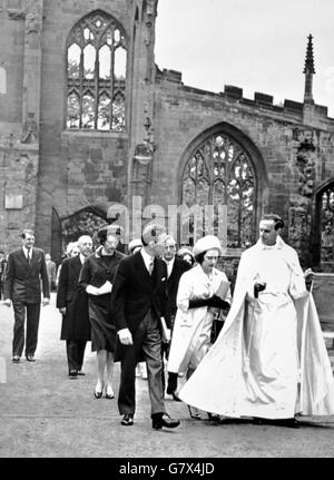 La Principessa Margaret e Lord Snowdon camminano attraverso le rovine della vecchia cattedrale di Coventry con il Provost, il Rev. Stesso HCN Williams, sulla strada verso il nuovo edificio per assistere alla seconda parte della sua consacrazione. Foto Stock