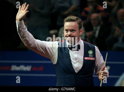 Shaun Murphy, inglese, salta alla folla alla fine della sessione di apertura 6.2 durante la sua partita semifinale contro Barry Hawkins, inglese, durante il tredici° giorno dei Campionati Mondiali di Betfred al Crucible Theatre di Sheffield. Foto Stock